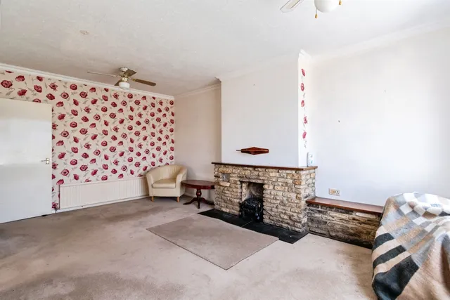 Photo 2 — Savernake Avenue, Melksham