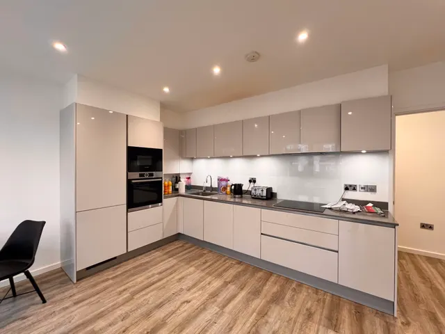 Grenville Place, NW7, photo 2