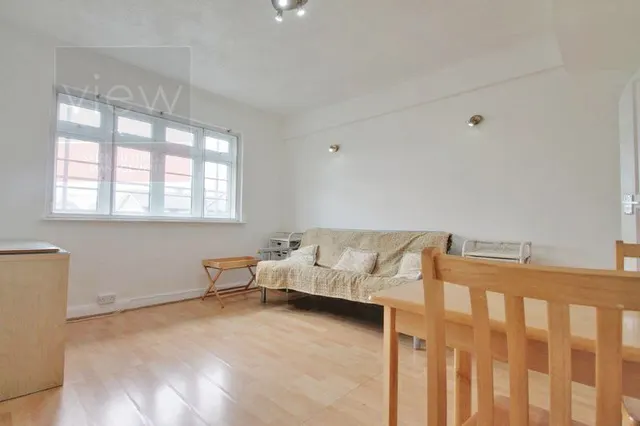 Photo 2 — Hendre Road, London SE1 5NF