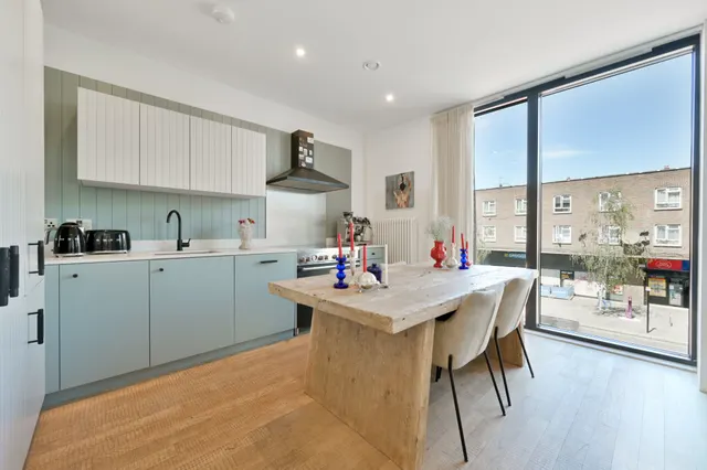 Brentford, TW8, photo 3