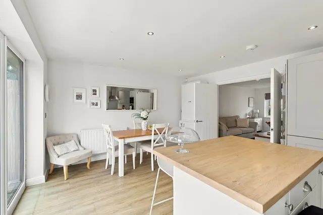 Hurstfield Road, Ellenbrook, M28, photo 3