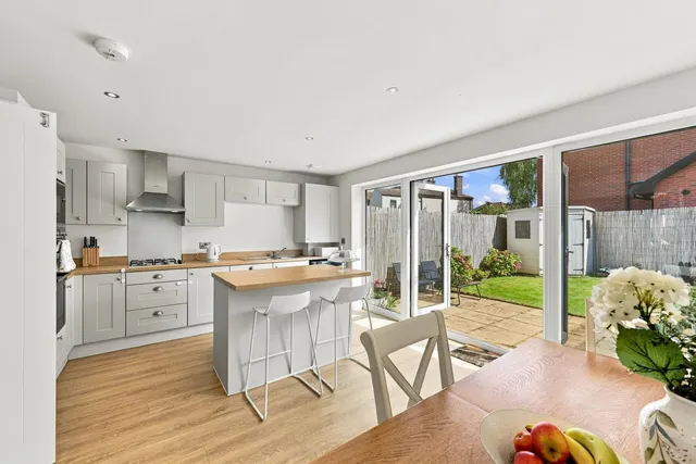 Hurstfield Road, Ellenbrook, M28, photo 2