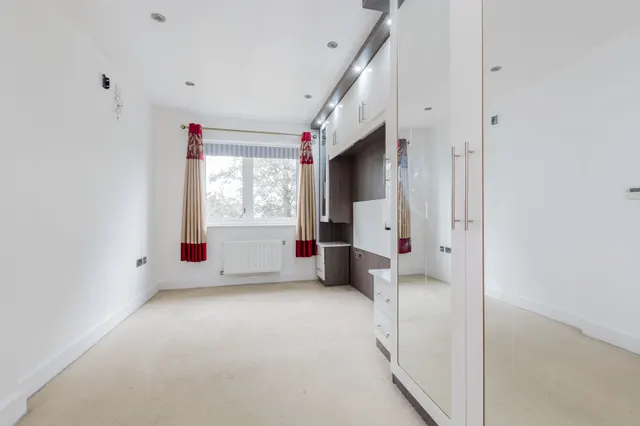 Photo 2 — 33 Fairthorn Road, London