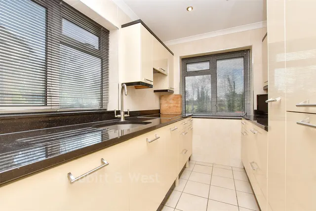 Castleton Close, Banstead, SM7, photo 2