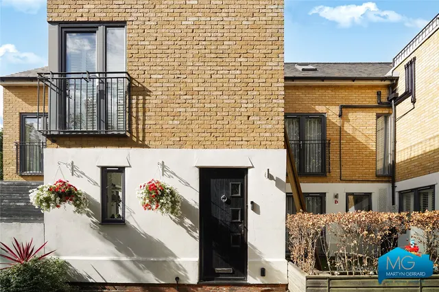 Henrietta Gardens, London, N21, photo 1