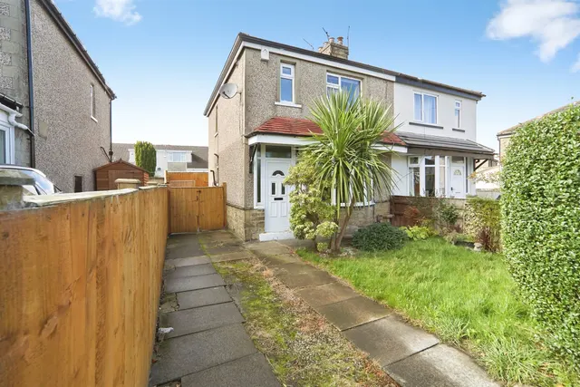 Low Ash Crescent, Shipley, photo 1