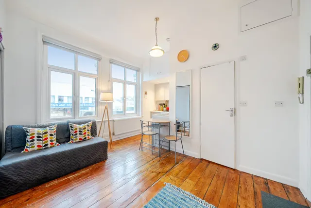 Balham High Road, London, SW17, photo 1