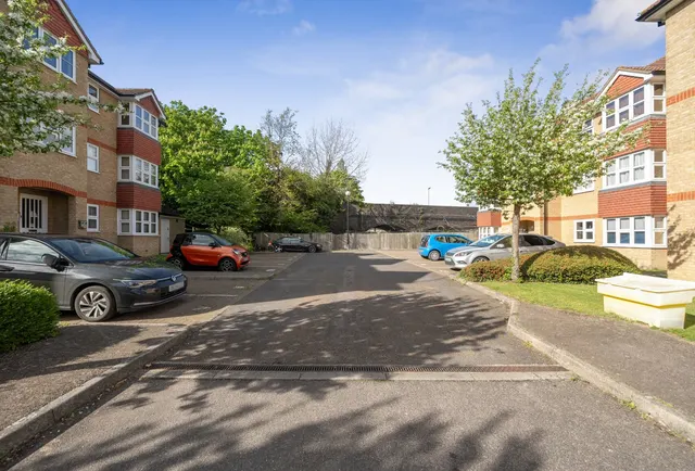 Staffords Place, Horley, RH6 9GY, photo 1
