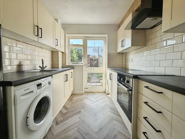Photo 2 — Frome Close, Basingstoke, Basingstoke, RG21 4PZ