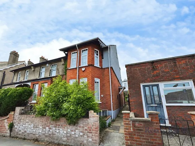 3 bedroom house — Moorfield Road, Orpington, BR6