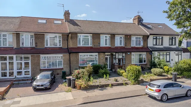 London, N13, photo 1