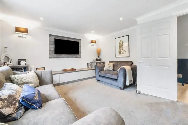 SqFt In A Sought After Position In Rainham Close, To Schools, photo 2