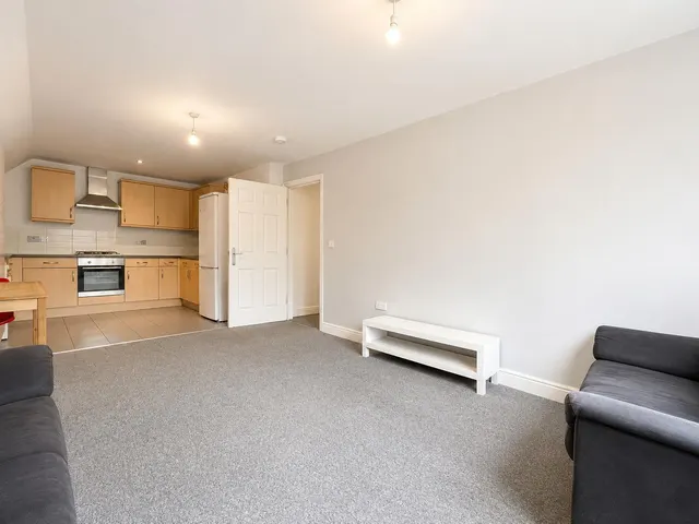 Harvey Road, Slough, SL3, photo 2