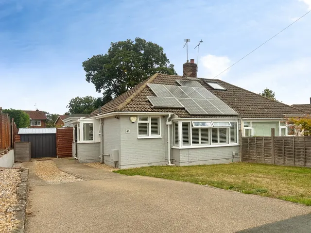 Woodside Road, Farnham, Surrey, GU9 9DT, photo 1
