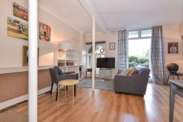 Photo 2 — Castelnau, London, SW13