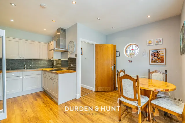 Woodhall Crescent, Hornchurch, RM11, photo 2