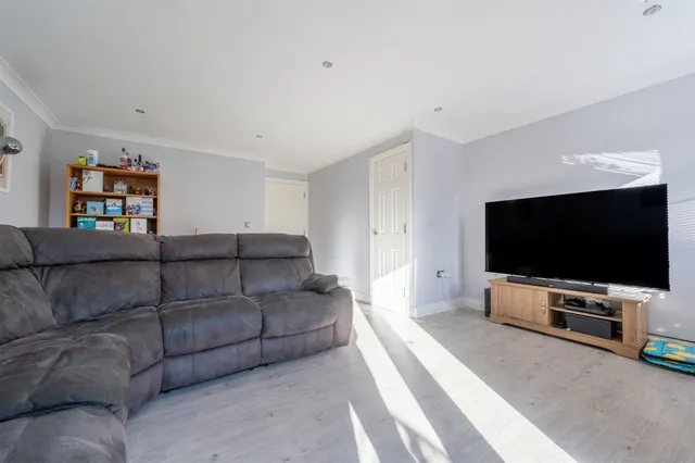 Thistle Drive, Kettering, NN14, photo 3