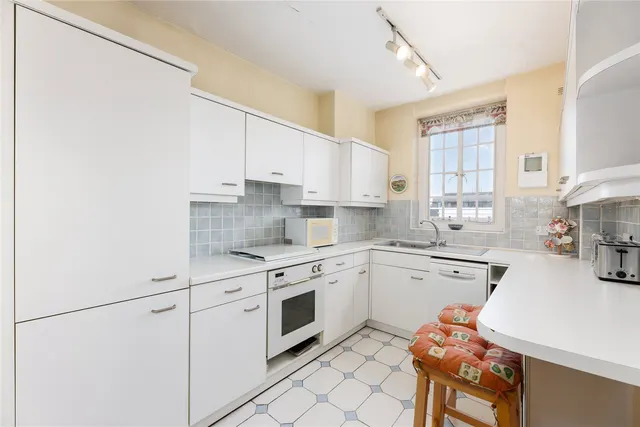 Photo 3 — Swan Court, Chelsea Manor Street, Chelsea, London, SW3