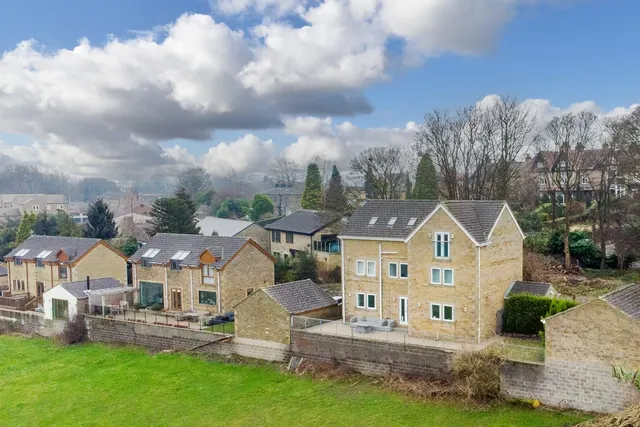Long Croft View, Batley, photo 1