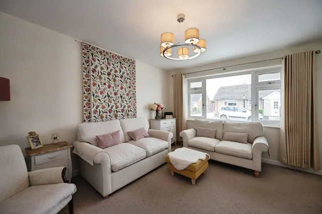 Burgess Close, Hayling Island, PO11, photo 3