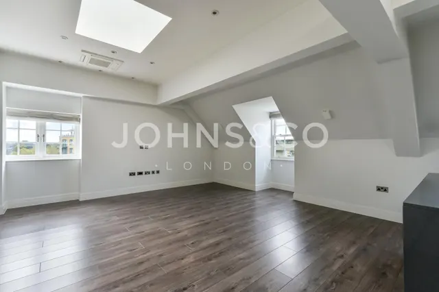 Kew Bridge Road, Brentford, TW8, photo 2