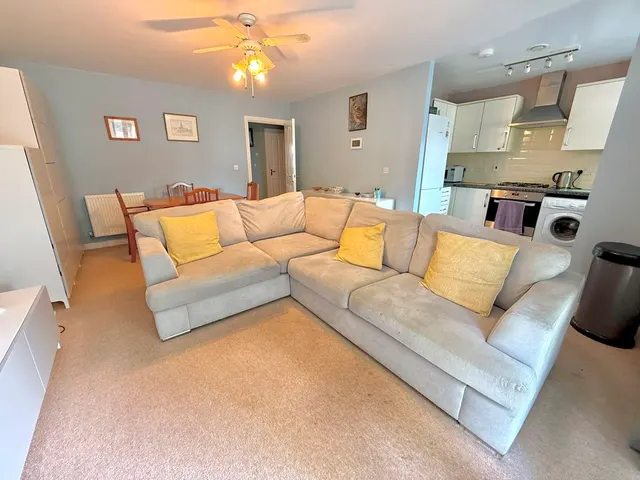 Photo 3 — Stokers Close, Dunstable LU5 4EY