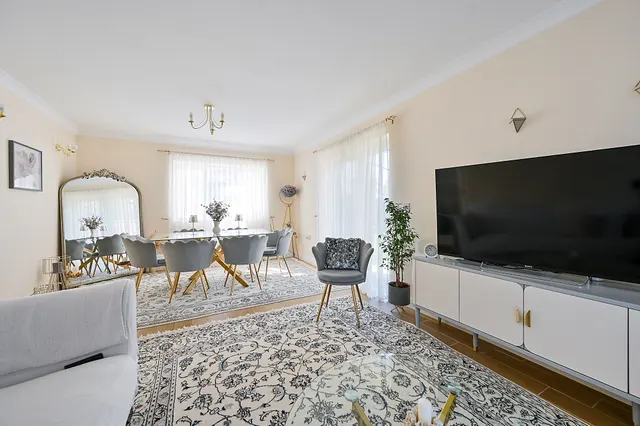 Photo 2 — 182 Cygnet Avenue, Feltham