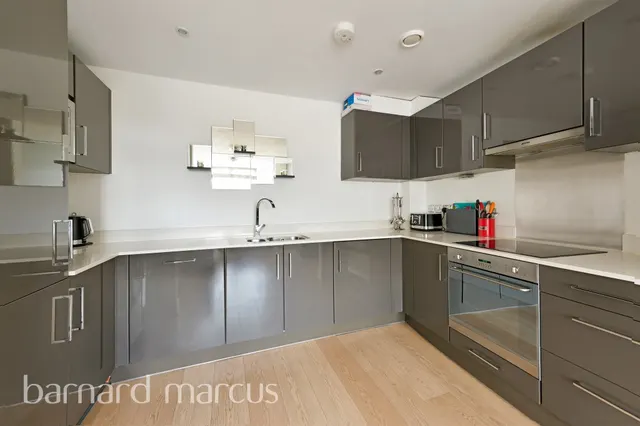Garratt Lane, London, SW18, photo 2