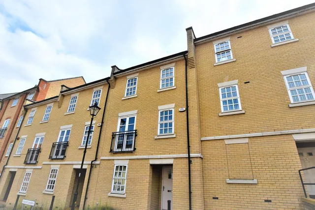 Albany Gardens, Essex, Colchester, CO2 8HQ, photo 1