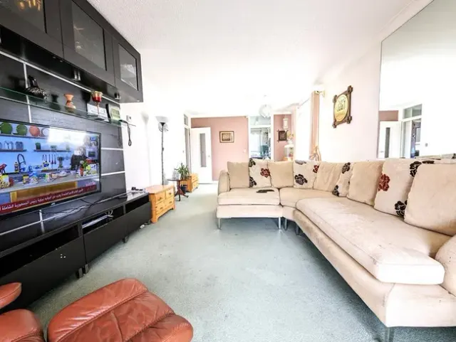 Impressive 2 Bed Flat For Sale Veru...