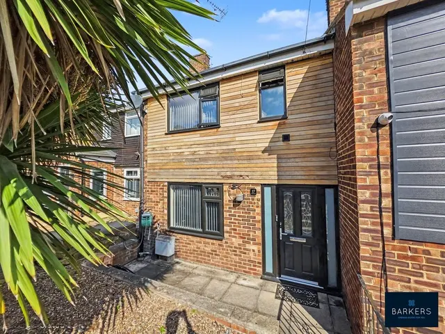 Throstle Nest, Batley WF17 7SN, photo 1