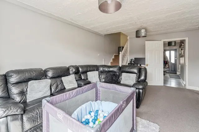 Photo 3 — Maytree Close, Rainham, RM13