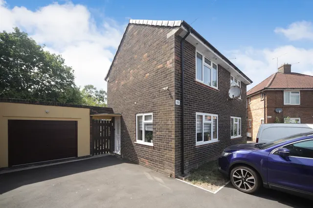 3 bedroom house — Leycroft Grove, TAUNTON