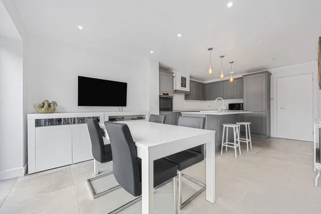 Photo 2 — Paget Close, Marlow, SL7 1TP