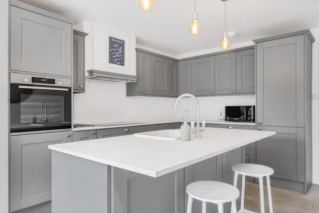 Photo 3 — Paget Close, Marlow, SL7 1TP