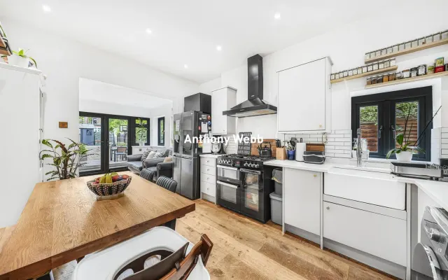 Photo 2 — Kingsley Road, Palmers Green, N13