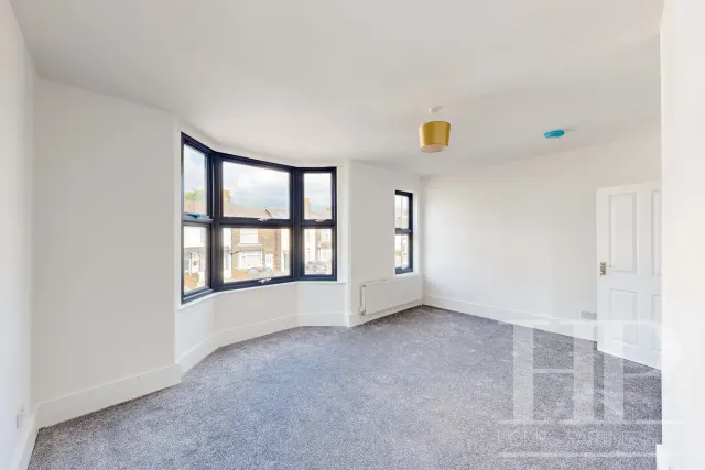 Balcombe Road, Horley, RH6, photo 1