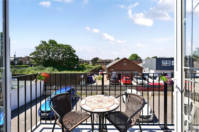 Drake Avenue, Staines, TW18, photo 3