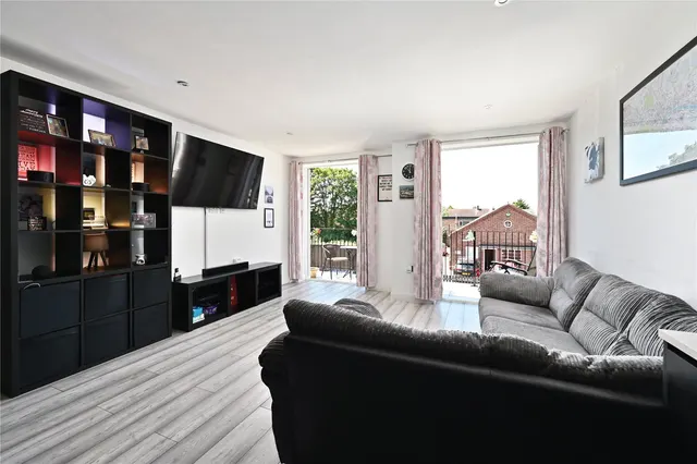 Drake Avenue, Staines, TW18, photo 2