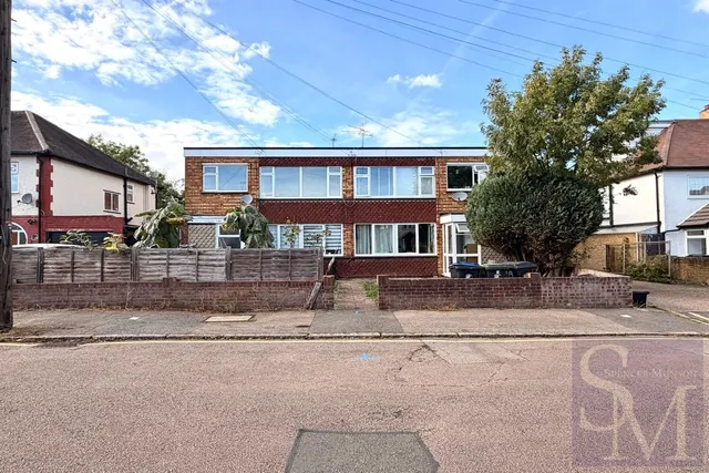 2 bedroom flat, Priory Road, Loughton, IG10
