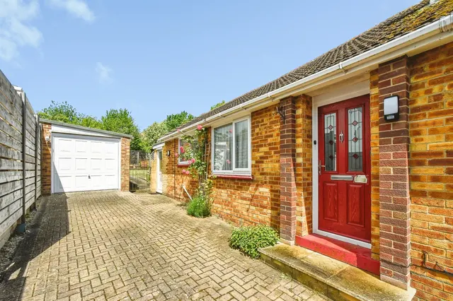 Bishopdown Road, Salisbury, photo 1