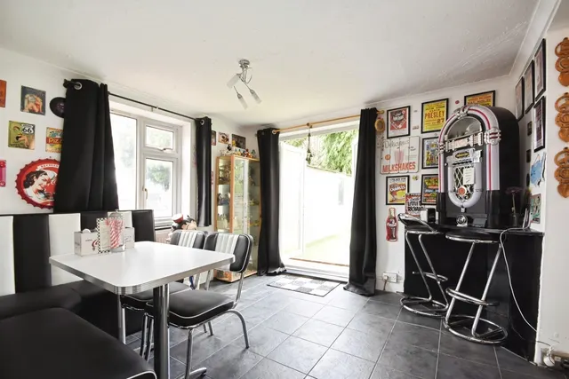 Photo 3 — Browning Avenue, SOUTHEND-ON-SEA, Essex, SS2