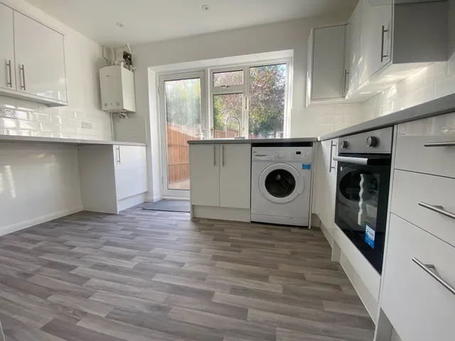 Photo 2 — Roberts Close, Orpington, BR5