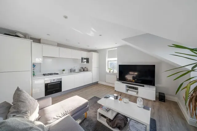 Photo 3 — Montello Apartments, South Croydon, CR2