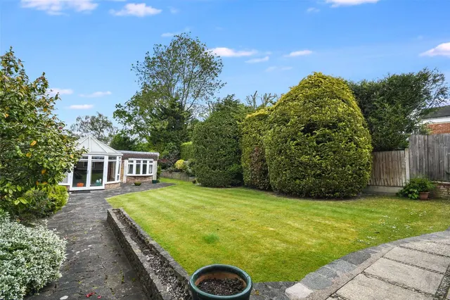 Rayleigh Road, Hutton, CM13, photo 2