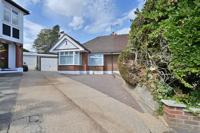 7 Castle Close, Bushey, photo 1