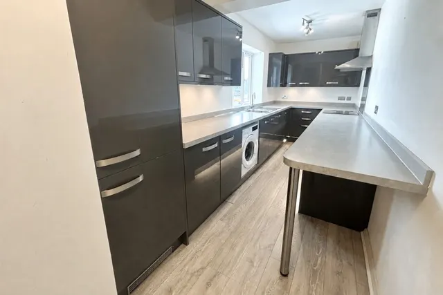 Queens Road, Weybridge, KT13, photo 1