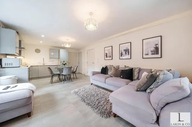 Swakeleys Road, Ickenham, UB10, photo 2