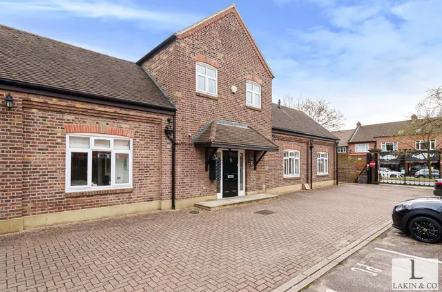 Swakeleys Road, Ickenham, UB10, photo 1