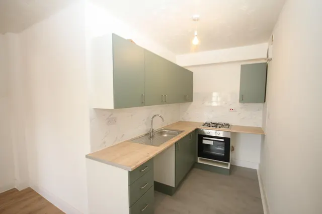 Photo 3 — Dunstable Road, Luton, LU4